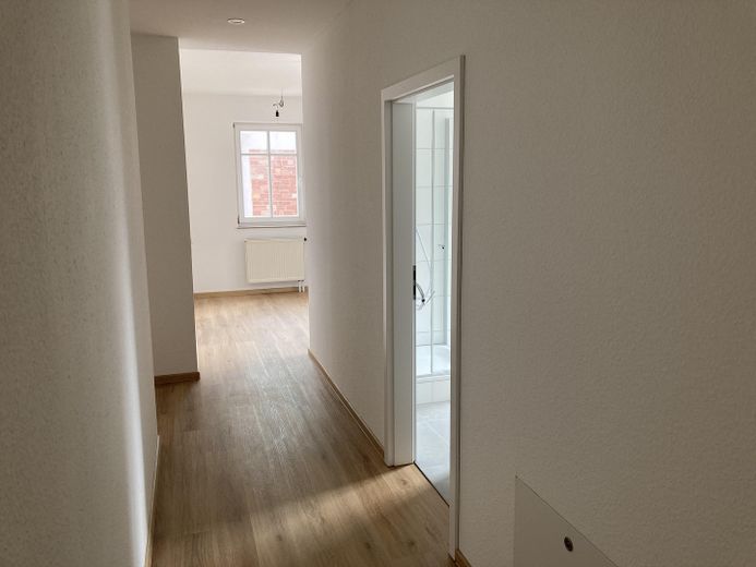 Appartement rénové lumineux de 3,5 pièces au cœur d’Obernburg – Flur zur Küche