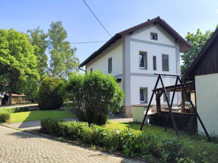 Le charme historique rencontre la durabilité moderne : maison individuelle rénovée avec soin à 95349 Trebgast, avec atelier, jardin et autonomie énergétique grâce au photovoltaïque ! – Photo 1