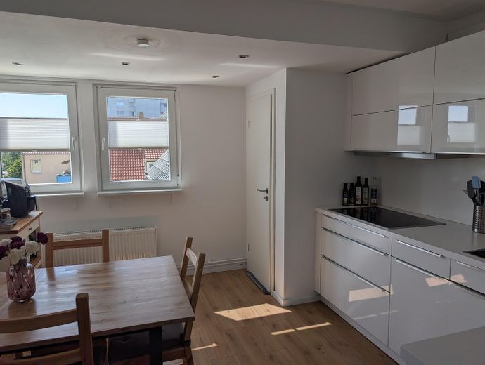 Exklusive Eigentumswohnung mit Kamin, Smart Home und neuer Einbauküche – moderne Küche