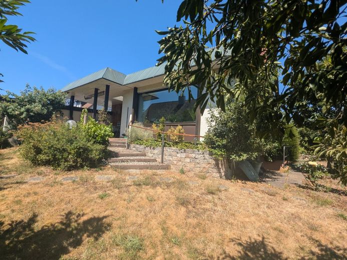 Einfamilienhaus mit Einliegerwohnung und idyllischem Garten in toller Lage, provisionsfrei – Hausansicht vom Garten