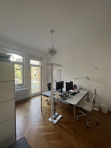 Office mit eigenem Balkon, Blick in's Grüne & Gemeinschaftsküche mitten im Stuttgarter Norden – Büroraum