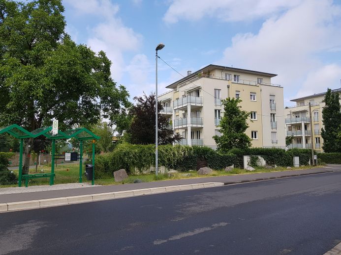 Hausansicht & Bushaltestelle
