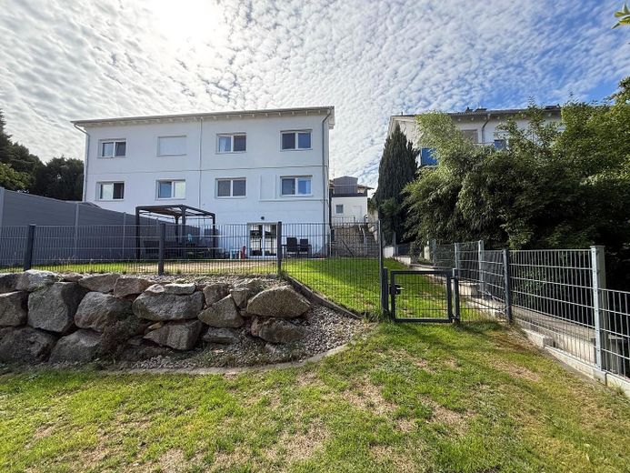 Neuwertige Doppelhaushälfte in schöner Lage – Haus vom Garten aus
