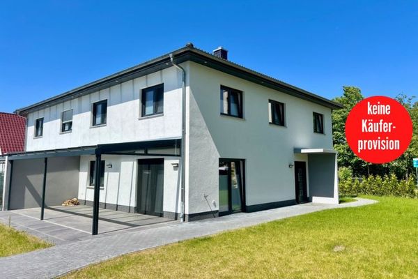 HORN IMMOBILIEN++ Neubrandenburg, şömineli, ankastre mutfaklı ve elektrikli araç şarj istasyonlu, geniş ve yeni durumda ikiz ev