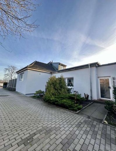 Investoren aufgepasst: Exklusive Kapitalanlage in Quickborn -MFH mit 4.386 m² Grundstück – Hausansicht