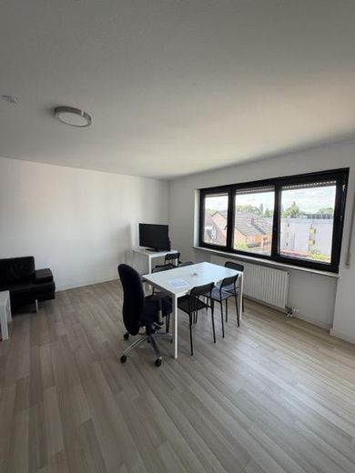 Lampertheim’de balkonlu, yenilenmiş, boş 3 odalı daire – Zimmer