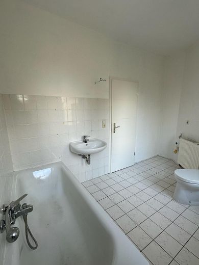 Świeżo odnowione, kuchnia w zabudowie + miejsce parkingowe w cenie: 67 m² w kamienicy za jedyne 371 € czynszu bez opłat! – Zdjęcie 4