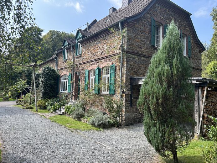 Großes freistehendes Haus mit großem Grundstück in Alleinlage – Eifel – Foto 4
