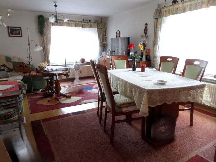 PREISREDUZIERT! Familienanwesen am Ortsrand mit Hof, Werkstatt, 2 Garagen und 1.780 m² Grundstück – OG Wohnzimmer