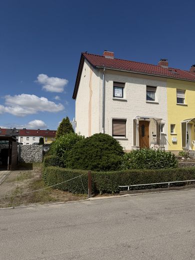 Reihenendhaus, unterkellert mit Nebengelass und Garten – Strassenansicht mit Stellplatz