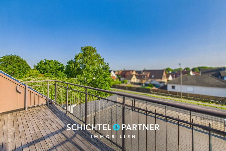 Uphusen | Seltenes Wohn- und Geschäftshaus mit Parkhof und Autohalle – S&amp;P | Balkon