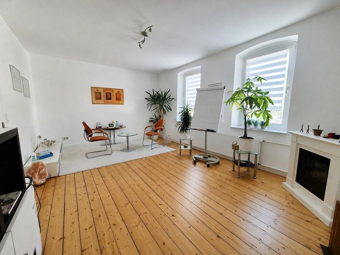 Elegante casa bifamiliare ristrutturata con terreno edificabile urbanizzato a Diemelsee-Adorf – Wohnzimmer 1. OG