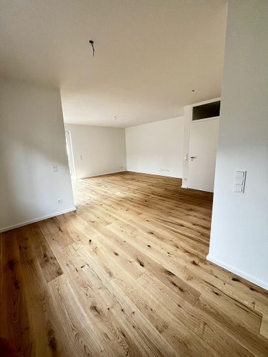 Lichtdurchflutete Neubau-Gartenwohnung mit Terrasse & hochwertiger Ausstattung – Wohnzimmer & Küche 