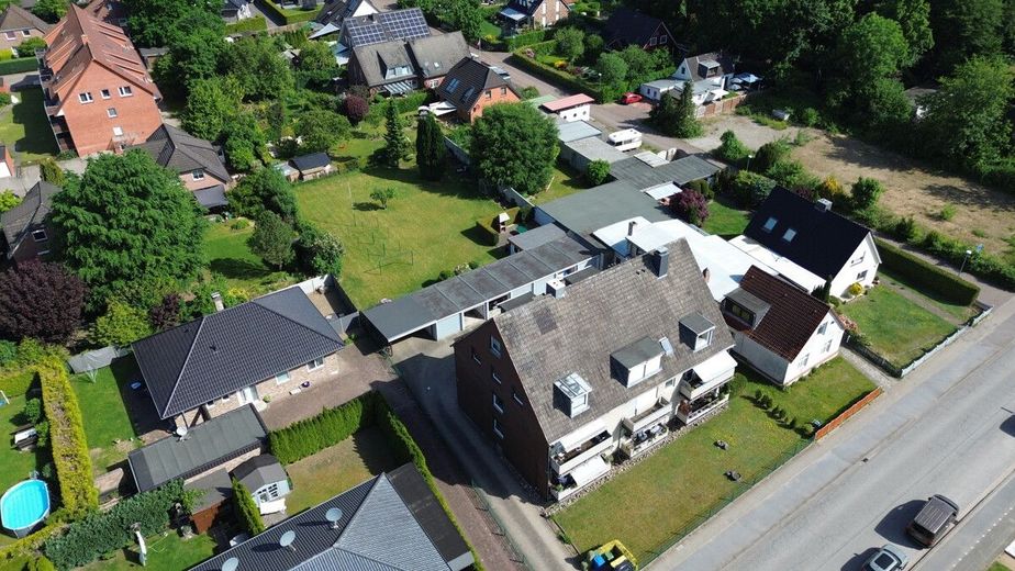 3-Zimmer-Dachgeschosswohnung mit zinsfreier Verkäuferfinanzierung möglich – Ansicht von oben mit Garten
