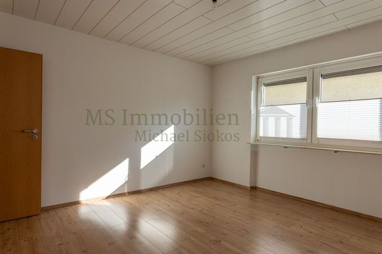 *** Charmante 4-Zimmer-Hochparterre-Wohnung mit Terrasse und Garten *** – Zimmer 1 Ansicht 3