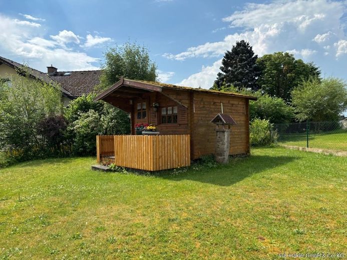 Ruhig gelegenes Einfamilienhaus mit Einliegerwohnung und großem Grundstück in Oberkotzau – VUB0002472-15