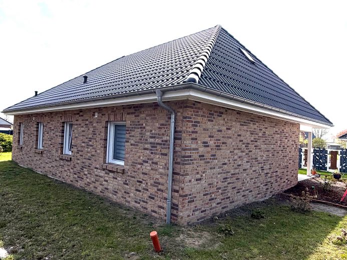 Barrierefreier neuer Bungalow in Nordsee-Nähe mit Luft-Wasser-Wärmepumpe EEK: A + Pool – Nordansicht