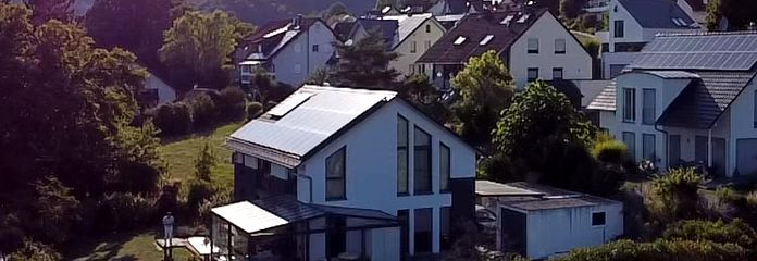 Modernes Haus mit großem Garten – Ansicht von Osten