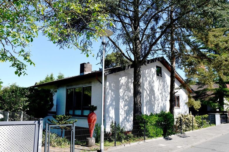 Viel Platz für das Leben - freistehendes Einfamilienhaus mit Einliegerwohnung in Waldrandnähe von Darmstadt-Eberstadt – Hausansicht