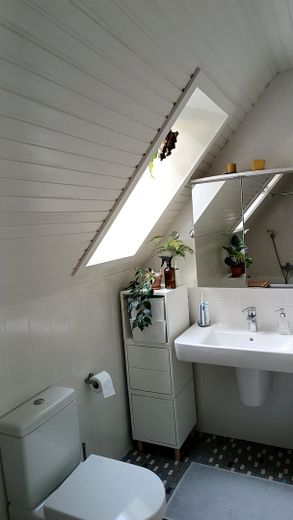 Große sonnige Dachgeschosswohnung -  Ruhige Villenlage - Südloggia - ca. 20 Min. zum Hauptbahnhof – Badzimmer