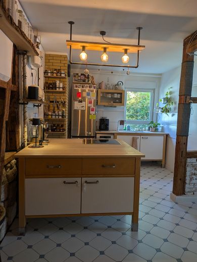 Provisionsfrei: 3,5 Zimmer sanierter Altbau + separates Studio/Homeoffice nahe Marktplatz – Küche Ansicht 1