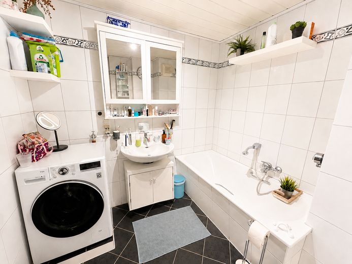 Lichtdurchflutete 3-Zimmerwohnung mit Balkon und Tiefgaragenstellplatz – Wannenbad