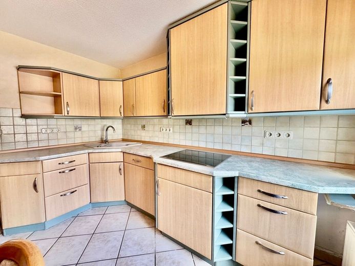 HORN IMMOBILIEN ++ Haus mit Doppelgarage und Nebengebäude in Wodarg bei Altentreptow, ruhige Lage – mit Einbauküche