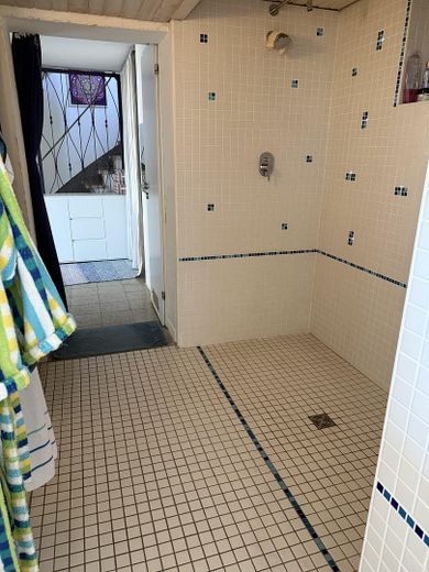 Haus für Individualisten + Genießer – UG Dusche