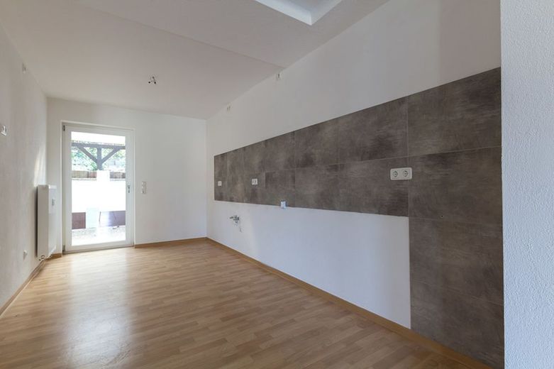 Gebotsverfahren: Modernisierungsbed., teilvermietetes
3-Familienhaus in ruhiger Lage von Höchst – V739-2414-30
