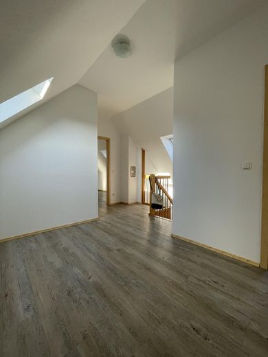 Helle 4-ZKB-Maisonette mit Balkon & Garten – ruhig wohnen in Zusmarshausen-Wollbach - PROVISIONSFREI – Empore