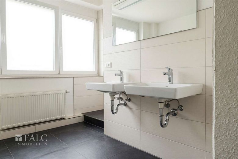 Klimaanlage + Komfort auf 149 m² im 1. OG , 5 Zimmer, Doppelcarport, HG nur 430,- – Badezimmer 1