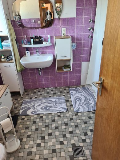House with large plot in Wassenberg - plenty of potential for craftsmen – Badezimmer mit Eingangstüre