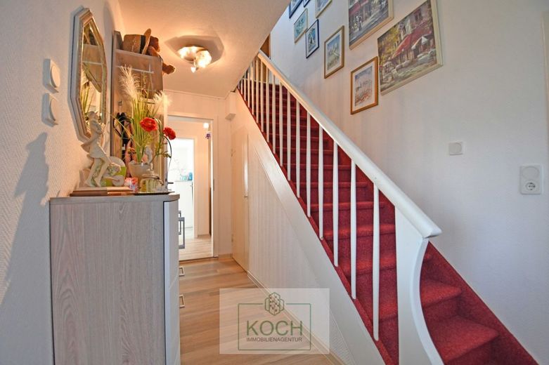 Größtenteils modernisiertes Einfamilienhaus in ruhiger Lage von Langen – Treppenhaus