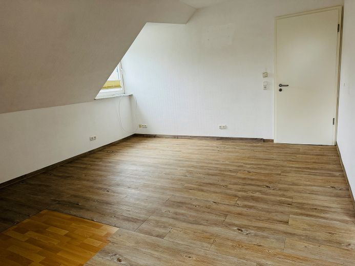 Bezugsfreie, helle 3 Zimmer Wohnung mit großer Dachterrasse, Stellplatz & Nähe S-Bahn – Schlafzimmer 1