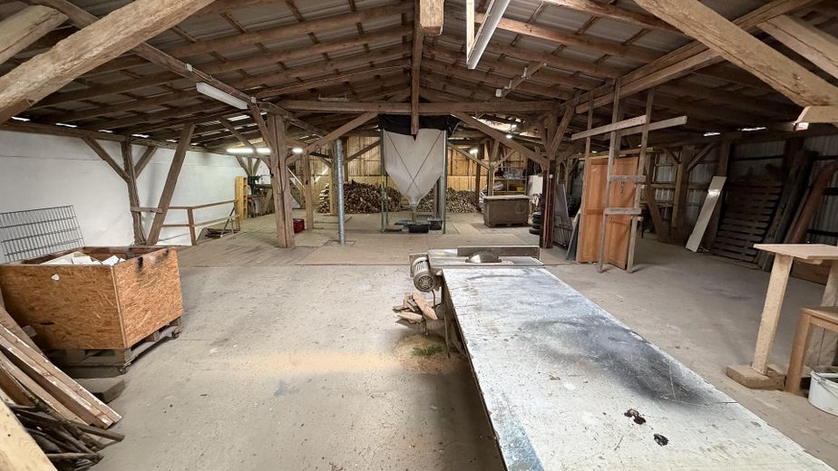 Resthof mit Nebengebäude und bebauugsfähigem Grundstück – Dachgeschoss mit Werkstatt