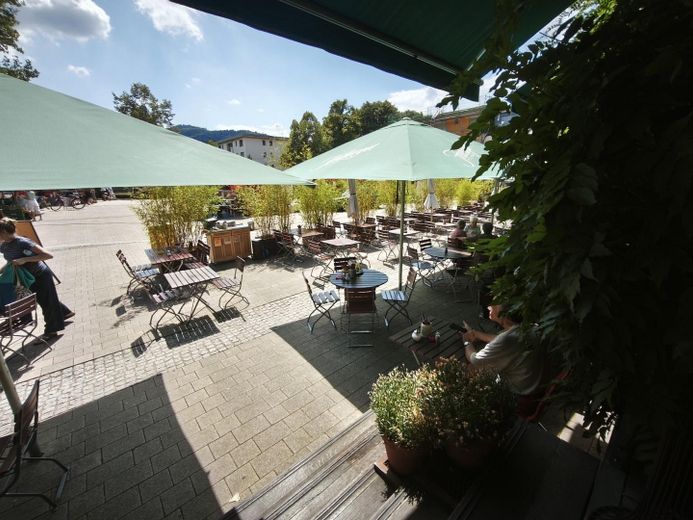 Appartamento per famiglie di rara bellezza – balcone esposto a sud-ovest, 2 bagni e posizione tranquilla di prim’ordine a Freiburg-Vauban – Umfeld - Gastro um die Ecke 