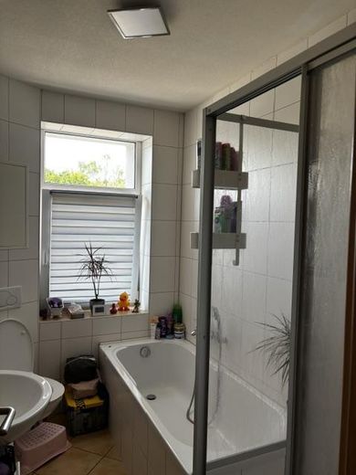 Helle 3-Raum-Wohnung mit großer Wohnküche, Kaminanschluss, Garten & Stellplatz – Wanne BZ