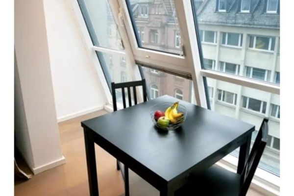 MITTEN IM LEBEN: 2 Zimmer mit Balkon + Skyline Blick nahe dem Willy Brandt Platz gelegen