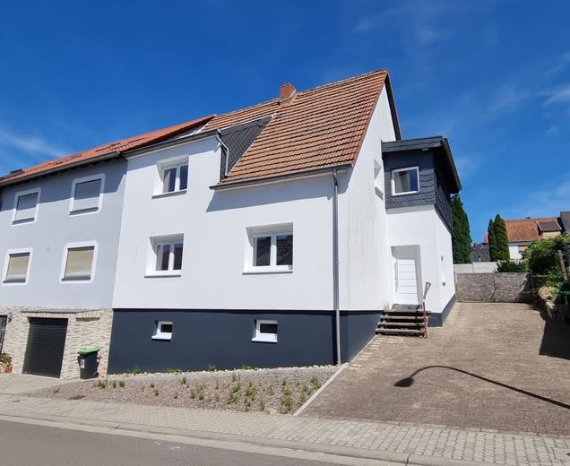 Modernisiertes Einfamilienhaus in kleiner Nebenstraße von Püttlingen – Front