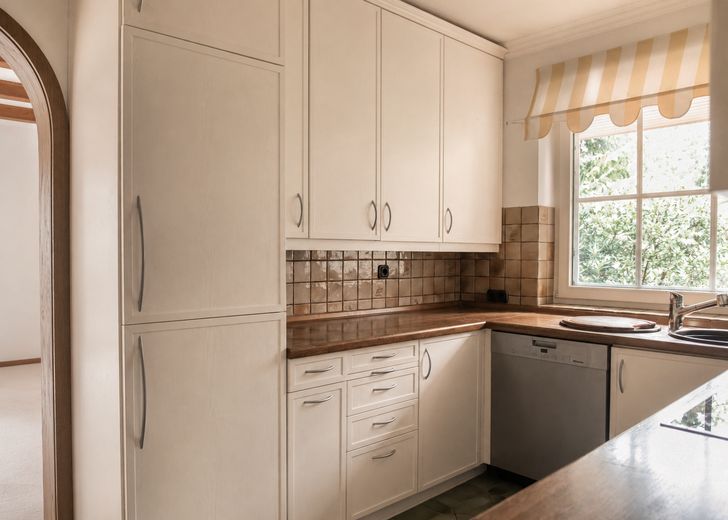 Freistehendes Walmdachbungalow – 213 m² Wohnfläche, großes Grundstück & viel Privatsphäre – Küche