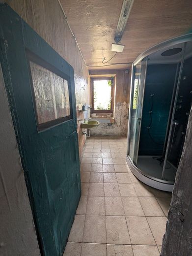 Dom z muru pruskiego z potencjałem rozbudowy w Kraichtal-Menzingen, z działką o powierzchni 400 m² – Erdgeschoss Bad