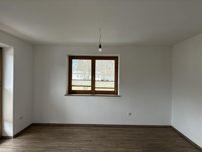 Charmante 3 Zimmer Wohnung – Wohnzimmerfenster mit Plissee