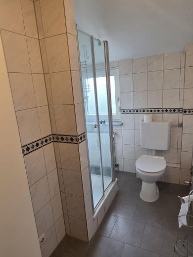 Fantástico apartamento de 2 habitaciones en la planta abuhardillada, en el centro de Hanau, con una preciosa terraza en la azotea – Bad hinterer Teil