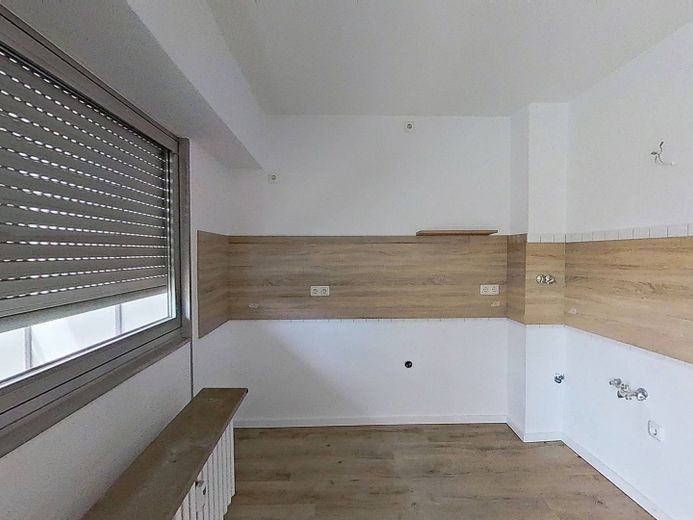 **Helles 1-Zimmer-Apartment mit Balkon im Hochparterre in Ratingen** – Offener Küchenbereich