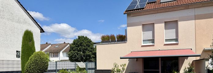 Trasferirsi e sentirsi a casa: casa a schiera di testa KfW-55 con giardino e ampia terrazza sul tetto – Garten-/Hausansicht