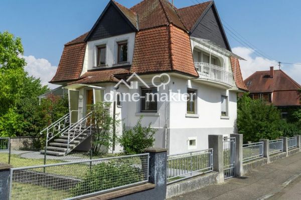 Ek yapılaşma imkânına sahip geniş arsada villa tarzı müstakil ev