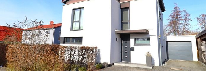 Ansicht mit Garage