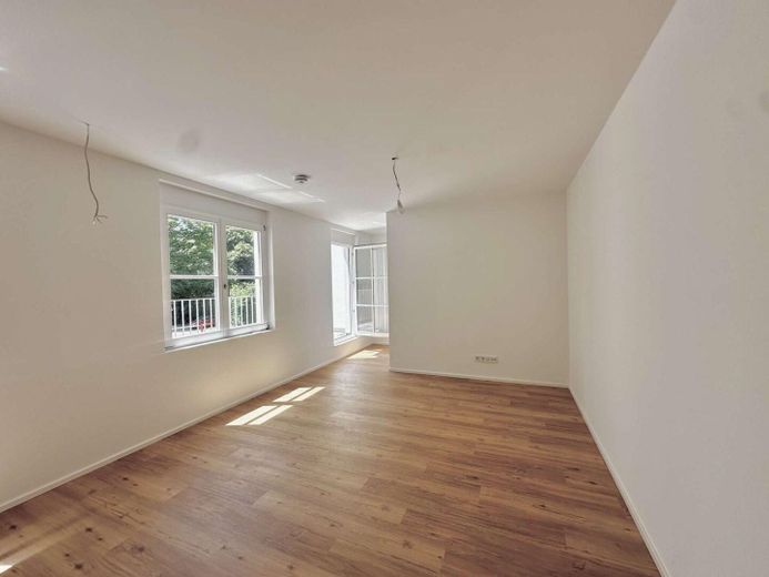 Kernsanierte Wohnung in bester Lage von Überlingen - Seenah, Barierefrei, Terrasse – Lichtdurchflutetes Wohnzimmer 
