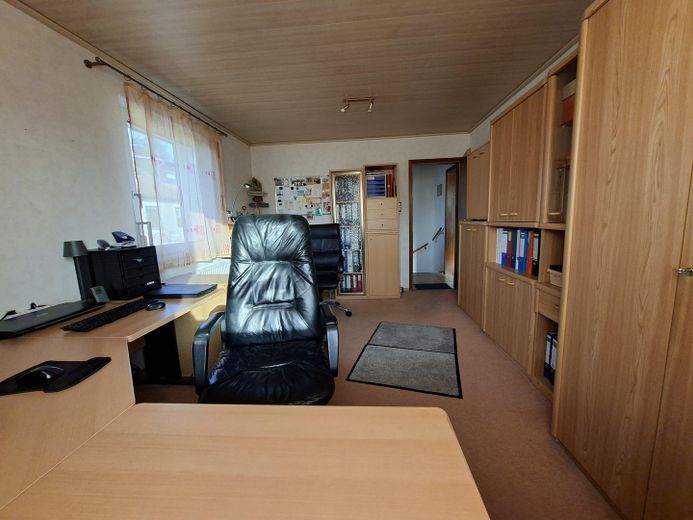 Freistehendes Zweifamilienhaus in Rumpenheim 7,5 Zimmer, 3 Bäder, gr. Garten, Garage, Ausbau möglich – OG Arbeitszimmer