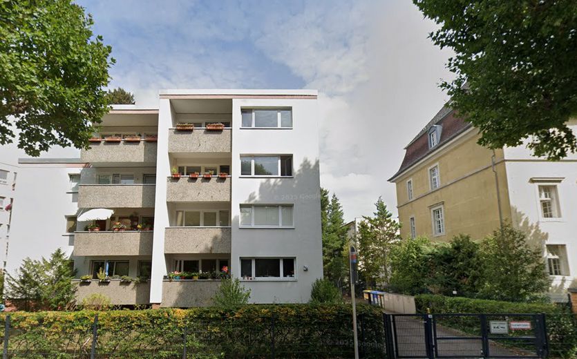 2-Zimmer mit Balkon, Stellplatz & saniertem Bad – vermietete Kapitalanlage – Hausansicht